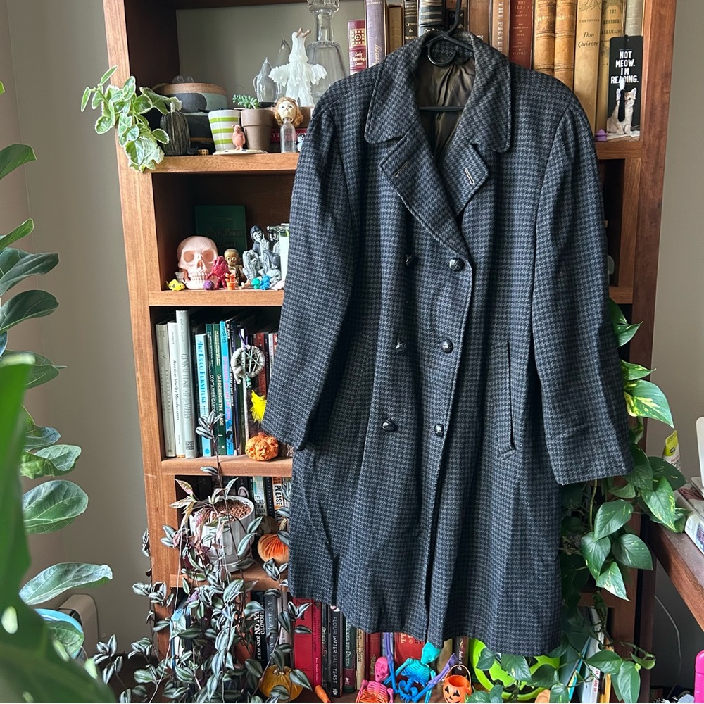 Vintage Men’s Black and Gray Houndstooth Checkered Coat